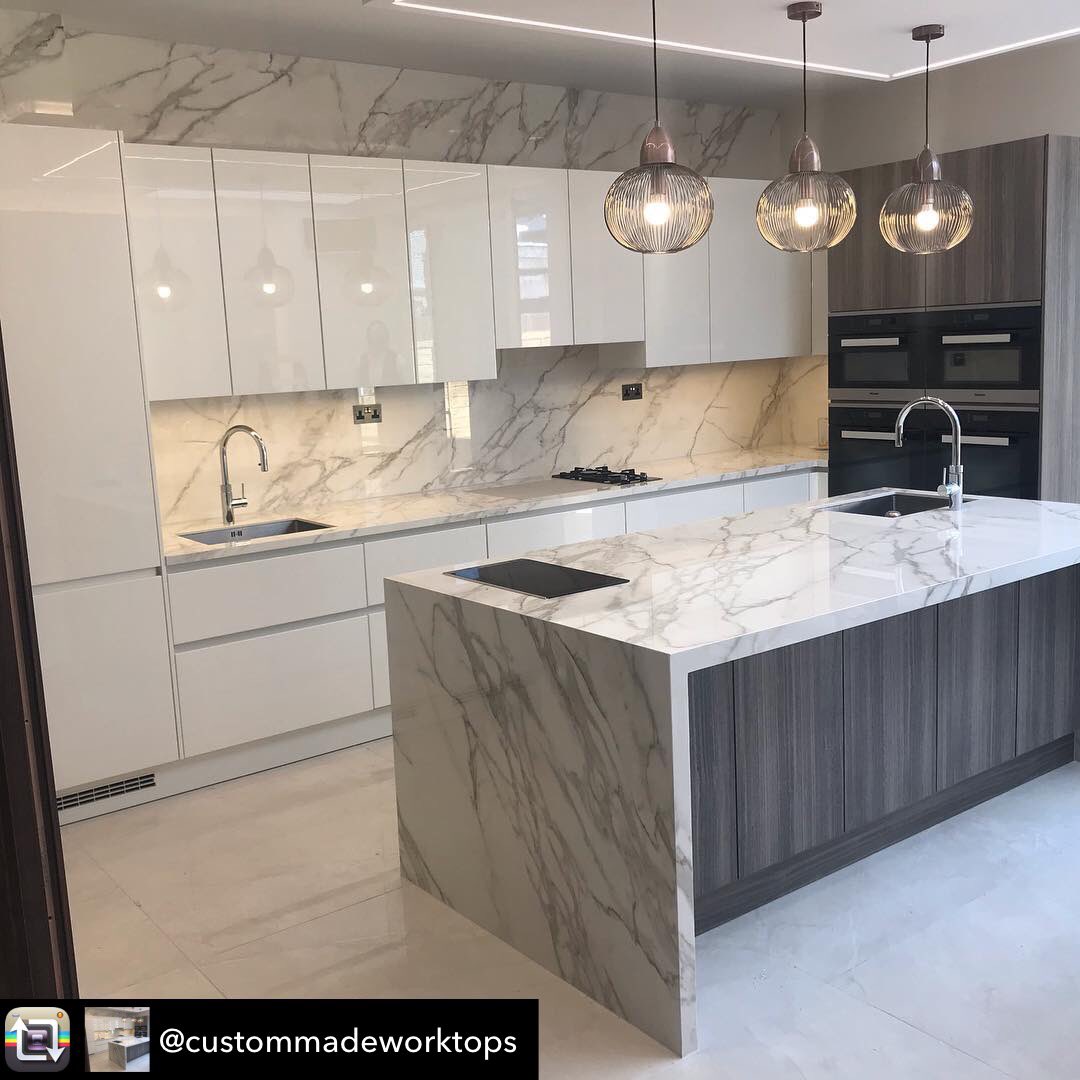 NeolithS's tweet photo. Neolith Calacatta provides the perfect contrast in this grey kitchen from @custommadeworktops #neolith #neolithcalacatta #neolithkitchen #neolithworktops #kitchenisland #spashback #kitchens #kitchendecor https://t.co/pIJBSlG5tV