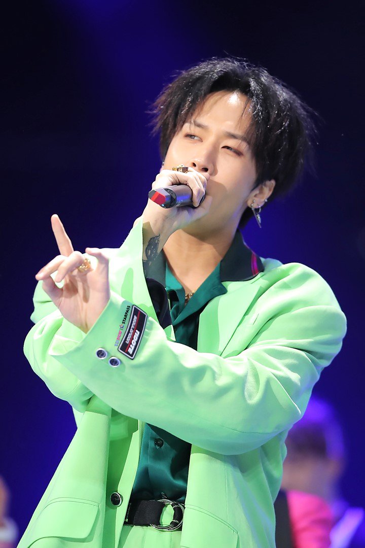mystarplay's tweet photo. 진짜 멋있다 왼쪽도 오른쪽도 아래로 봐도 위로 봐도
정말 #라비 안착해... 내마음에 안착해😍

#RAVI #kimwonsik #김원식 #ROOK_BOOK #TUXEDO #RUNWAY #스타패스 #STARPASS #gleammedia https://t.co/aoj3ENLqXb