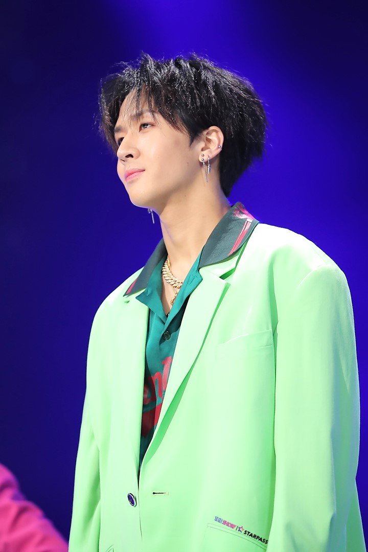 mystarplay's tweet photo. 진짜 멋있다 왼쪽도 오른쪽도 아래로 봐도 위로 봐도
정말 #라비 안착해... 내마음에 안착해😍

#RAVI #kimwonsik #김원식 #ROOK_BOOK #TUXEDO #RUNWAY #스타패스 #STARPASS #gleammedia https://t.co/aoj3ENLqXb