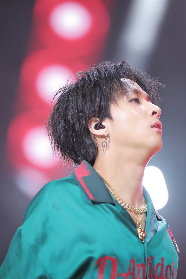 mystarplay's tweet photo. 진짜 멋있다 왼쪽도 오른쪽도 아래로 봐도 위로 봐도
정말 #라비 안착해... 내마음에 안착해😍

#RAVI #kimwonsik #김원식 #ROOK_BOOK #TUXEDO #RUNWAY #스타패스 #STARPASS #gleammedia https://t.co/aoj3ENLqXb
