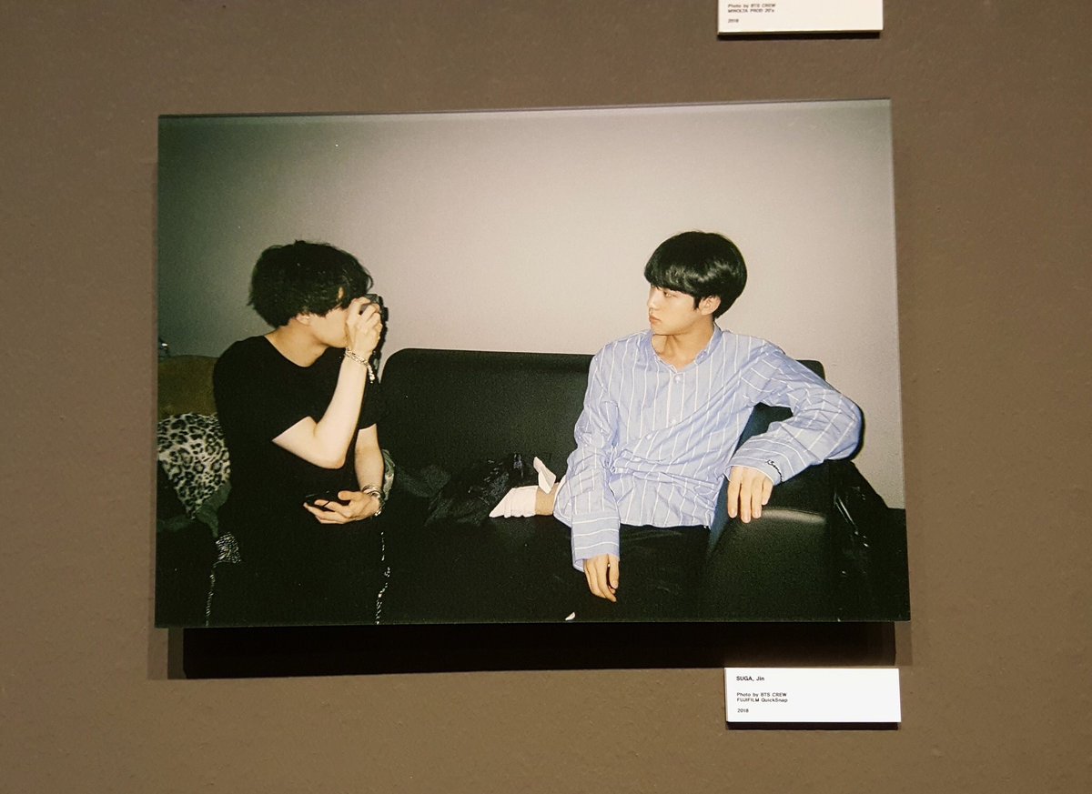 bts_muffle's tweet photo. 오늘 방밤 전시회에 있던 사진이랑 같은 날이잖아요ㅠ 너무 좋아 진짜ㅜ https://t.co/C9qn1UYiN0