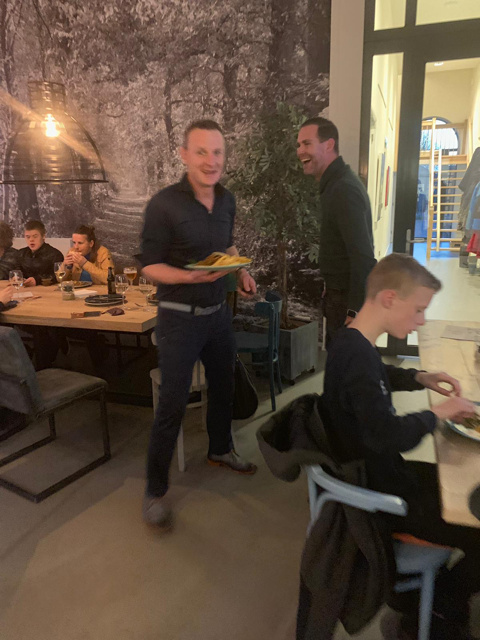 Afgelopen vrijdag 55 shoarma schotels verkocht. 
Wat een succes.
Een gezellige avond tot in de late uurtjes.

Komende vrijdag staat er saté op het menu. Hiervoor is opgave verplicht via info@aalmanshuus.nl