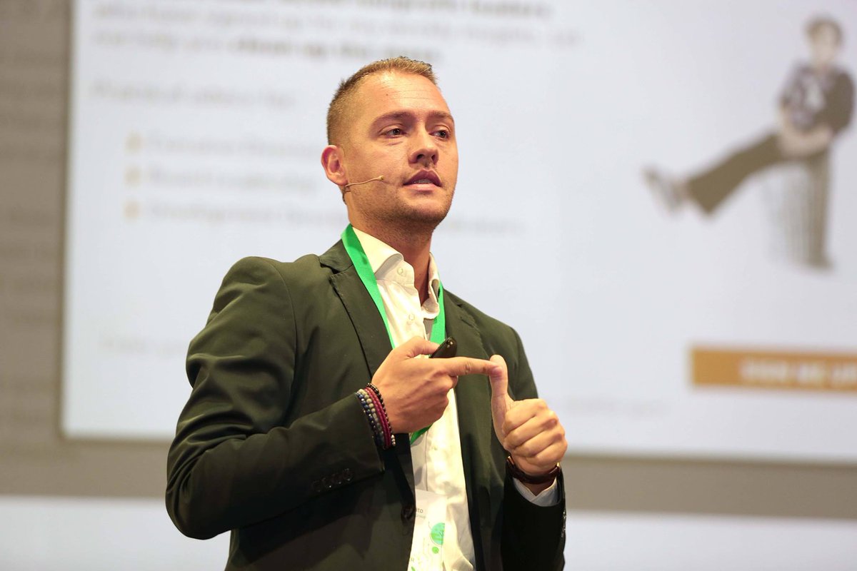 Digital4NP's tweet photo. Non fate #emailmarketing: fate email conversation”. Nella scorsa edizione del #D4NP @vitoesposito ha spiegato come differenziare le email in relazione alla fase del funnel ricordando l’importanza di acquisire dati sugli utenti per poi poterli targettizzare. https://t.co/2HpiM0YtCn