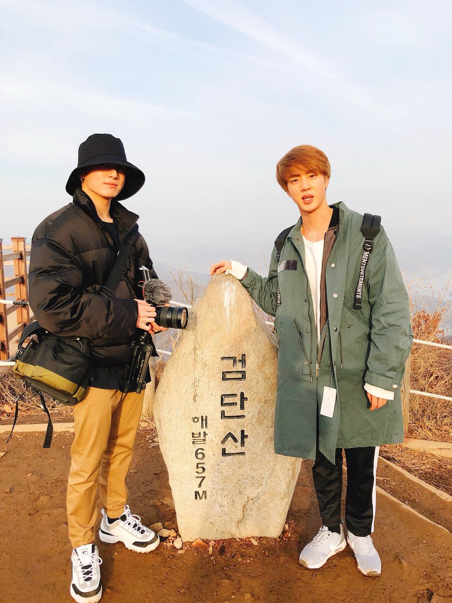 lovejinnim's tweet photo. 長男マンネ！♡\(*ˊᗜˋ*)/♡
グクさん写真の時くらい帽子とってくださいよ(；；) https://t.co/GYJAG3DTYc
