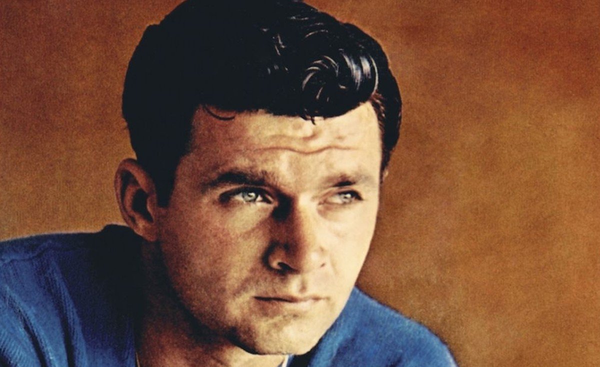 Dick Dale, la légende de la surf music, est mort à l'âge de 81 ans lesinrocks.com/2019/03/18/mus…