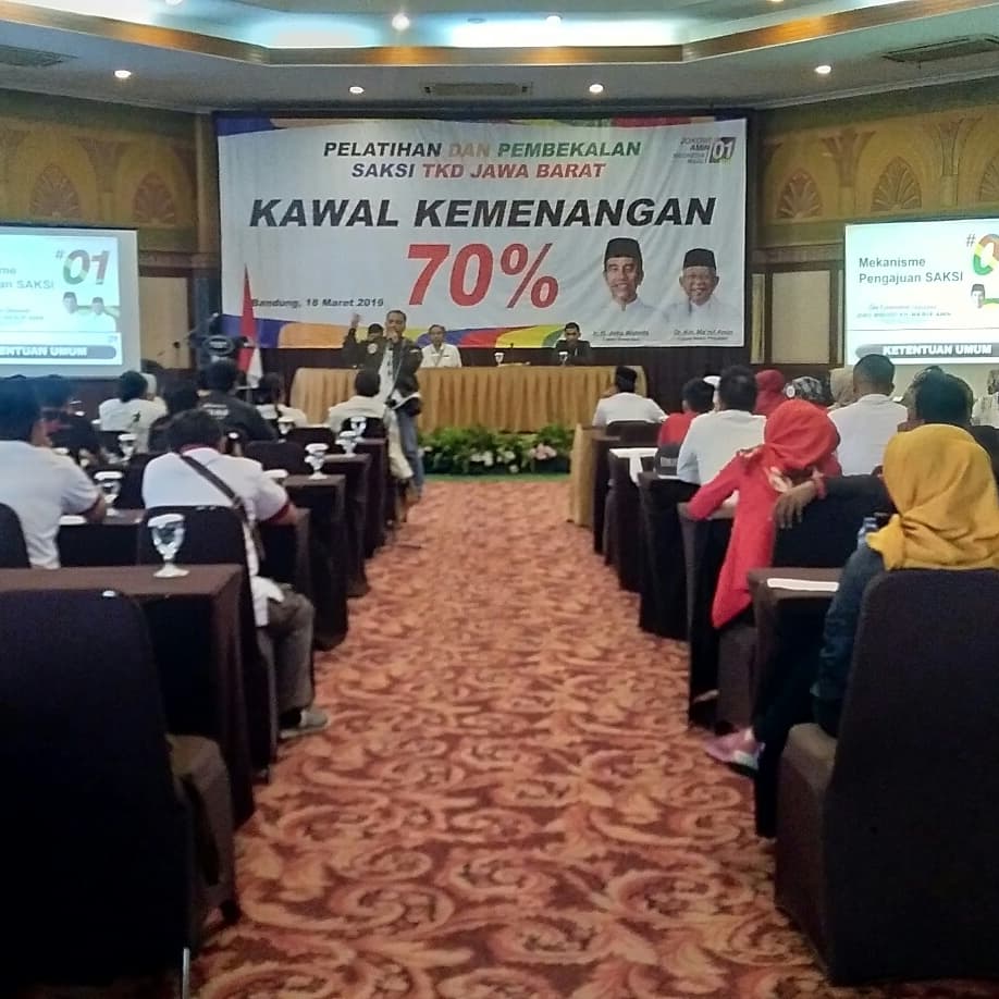imamsatibi5's tweet photo. TKD Jawa Barat Kawal Kemenangan 70%
@MahesaTiwi  @DPD_PDIP_JABAR 
@DarmayanaHiski  @IK_InderaKusuma  @GesuriID @Hasto_66  @Abdyyuhana_ 
#JokowiOrangBaik  #01IndonesiaMaju #JelasIslamnya #OptimisIndonesiaMaju https://t.co/ZtiKKRQUhl