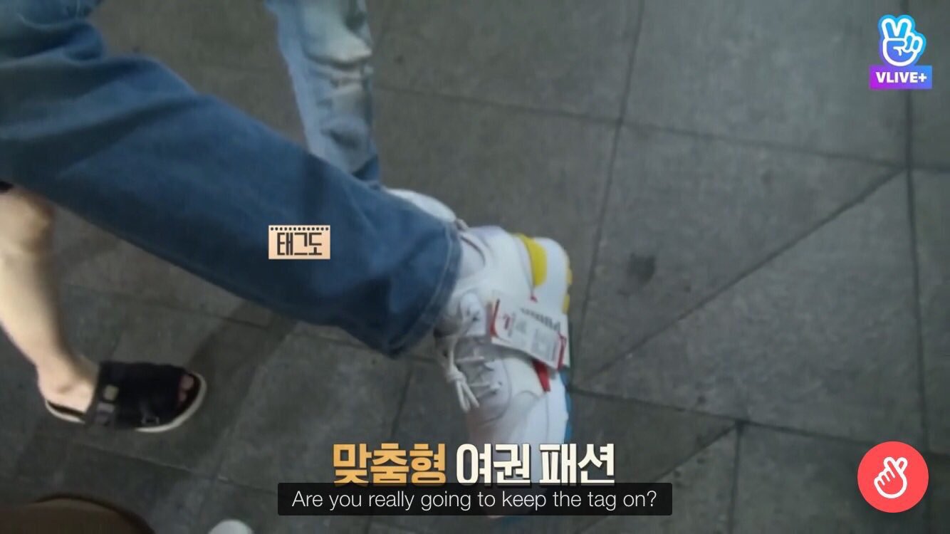 Jin BTS tak melepas label harga sepatunya saat Bon Voyage season 3.