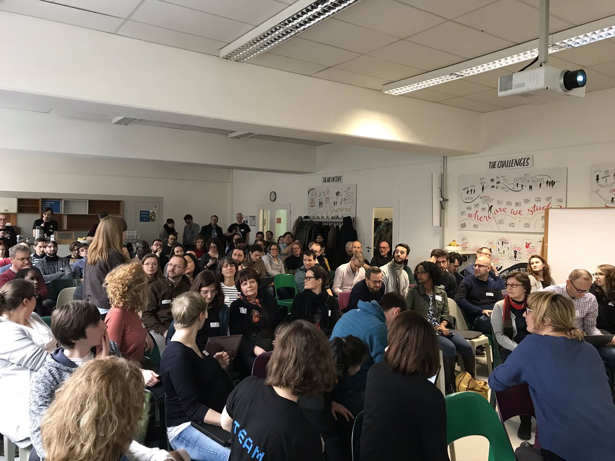 Barcamp Open Science #oscibar has started. Everyone is introducing themselves with hashtags😊