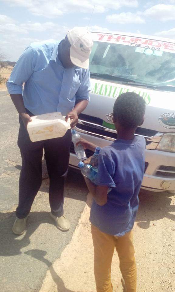 'When I came a cross this picture it humbled me🙊🙊 PSV driver stopped to share water with this little boy enroute Baringo.drought striken Lets do the same beba ata 5ltrs kwa gari enroute those areas' ~ update by @HonBenard #WeCannotIgnore #Brekko