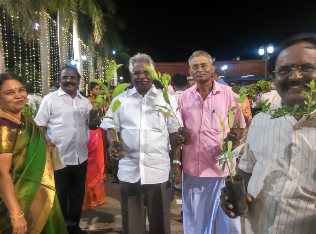 ishafoundation's tweet photo. Ever thought about giving a gift that grows?!
1,000 saplings that were taken from an #IshaNursery in Erode were offered as gifts to guests at a wedding. 
#SaplingsAsGifts 
@PGH_Isha https://t.co/FjACI5cGT2