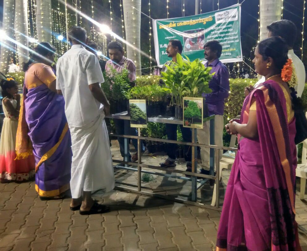 ishafoundation's tweet photo. Ever thought about giving a gift that grows?!
1,000 saplings that were taken from an #IshaNursery in Erode were offered as gifts to guests at a wedding. 
#SaplingsAsGifts 
@PGH_Isha https://t.co/FjACI5cGT2