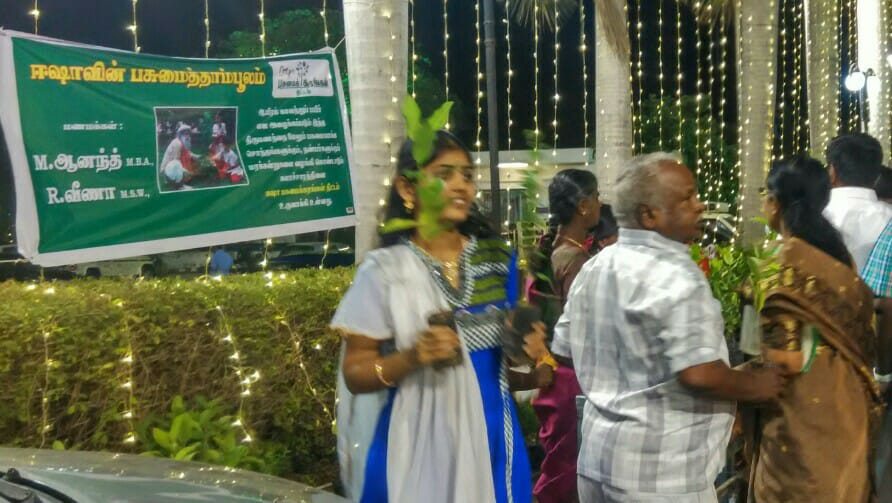 ishafoundation's tweet photo. Ever thought about giving a gift that grows?!
1,000 saplings that were taken from an #IshaNursery in Erode were offered as gifts to guests at a wedding. 
#SaplingsAsGifts 
@PGH_Isha https://t.co/FjACI5cGT2
