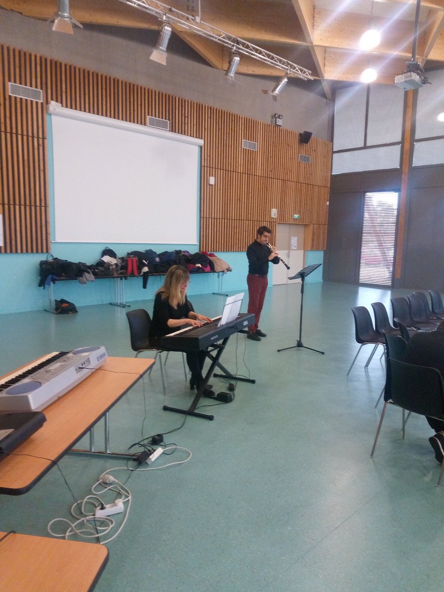 diderot25's tweet photo. CM2 d'#Avanne et les 6eme du @ClgDiderot travaillent ce matin avec les musiciens de l'#ovhfc. Un beau moment d'échange et de musique https://t.co/tWdrADLGNk