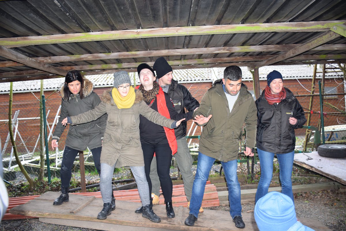 mum_flowers_be's tweet photo. Teamwork makes the dream work! #gediflora #teambuilding #team #belgianmums #mumspeople #mumteam https://t.co/0PZy8YFcun