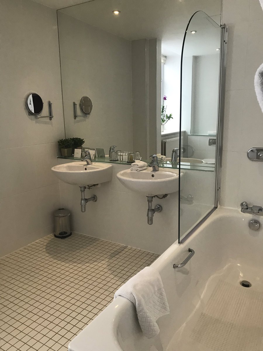 7Pacific7's tweet photo. Thank you @MetLeeds for a wonderful stay. Lovely room, fabulous breakfast and great staff service #Leeds #principal_leeds #luxury #travel #weekend #venuefinder https://t.co/zhGeO6X6CR