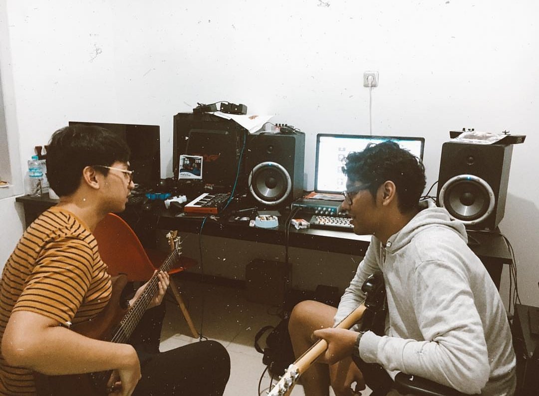 Mending ungklak-ungklek aja, biar mengahsilkan karya.