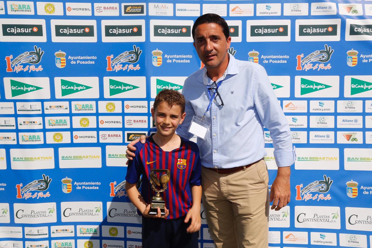 CupVillaPosadas's tweet photo. Arnau Luque del @FCBarcelona_es se proclama máximo goleador de la I INTERNATIONAL CUP VILLA DE POSADAS, hace la entrega del trofeo Pablo Arrabal como Director de @cajasur en Posadas. https://t.co/WyyYpKb4KN