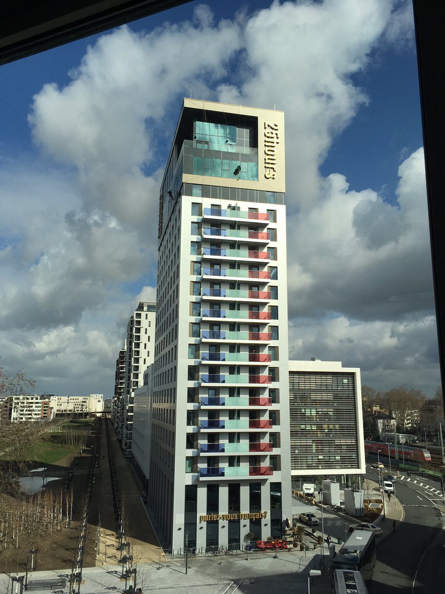 AnnickV's tweet photo. Heute mit Fassadenkletterer #DailyConstructionPic https://t.co/ceHT0fGgM2