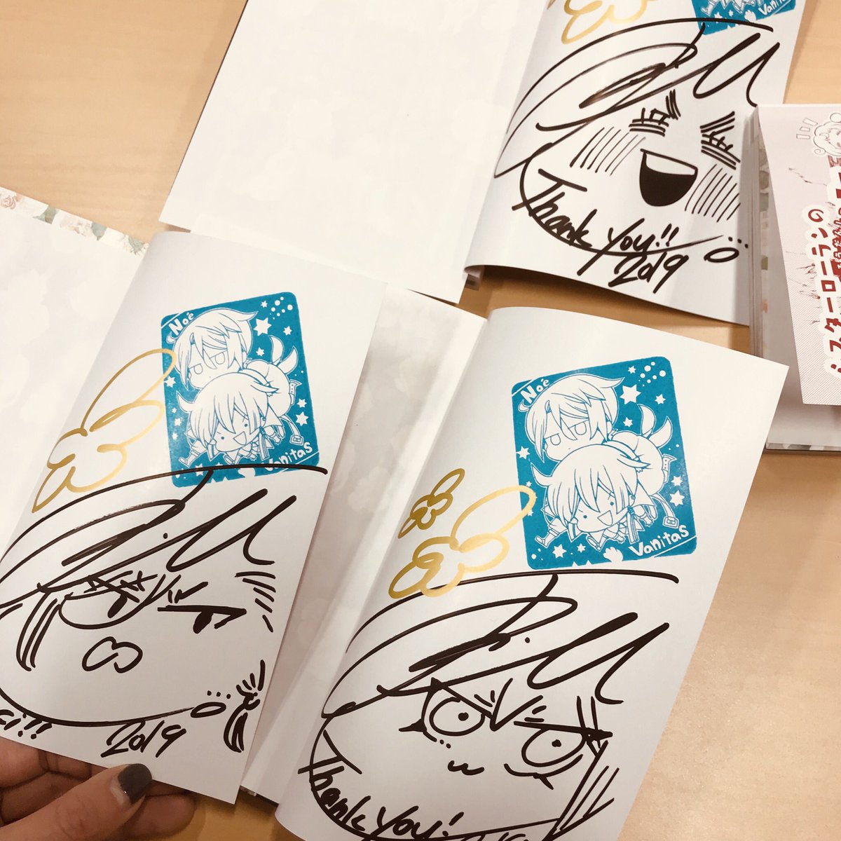 こちらのサイン本は、3月23.24日開催のAnimeJapanのスクエニブースにて販売していただけるとのことです。

色んな顔を描かせていただきましたので、宜しければ是非是非〜 