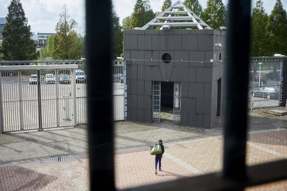 DJI_detentie's tweet image. Mensen die na een lange tbs-tijd vrijkomen, vinden vaak moeilijk hun draai. Terwijl zij “binnen” zaten, is de samenleving totaal veranderd. #ForFACT in #Almere helpt cliënten de weg terug te vinden in de maatschappij. 
Lees het interview in DJIzien: magazines.dji.nl/djizien/2019/0…