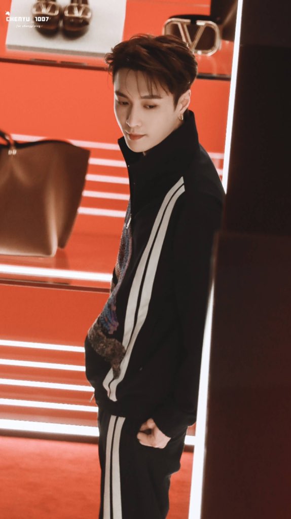 EXOGlobal's tweet photo. [PREVIEW] 190318 #LAY @ Valentino Garavani VRing Pop Up Store Event
Cr: CHENYU_1007

#LoveShot #EXO #엑소 @weareoneEXO @layzhang https://t.co/ghXaAZ2sMM
