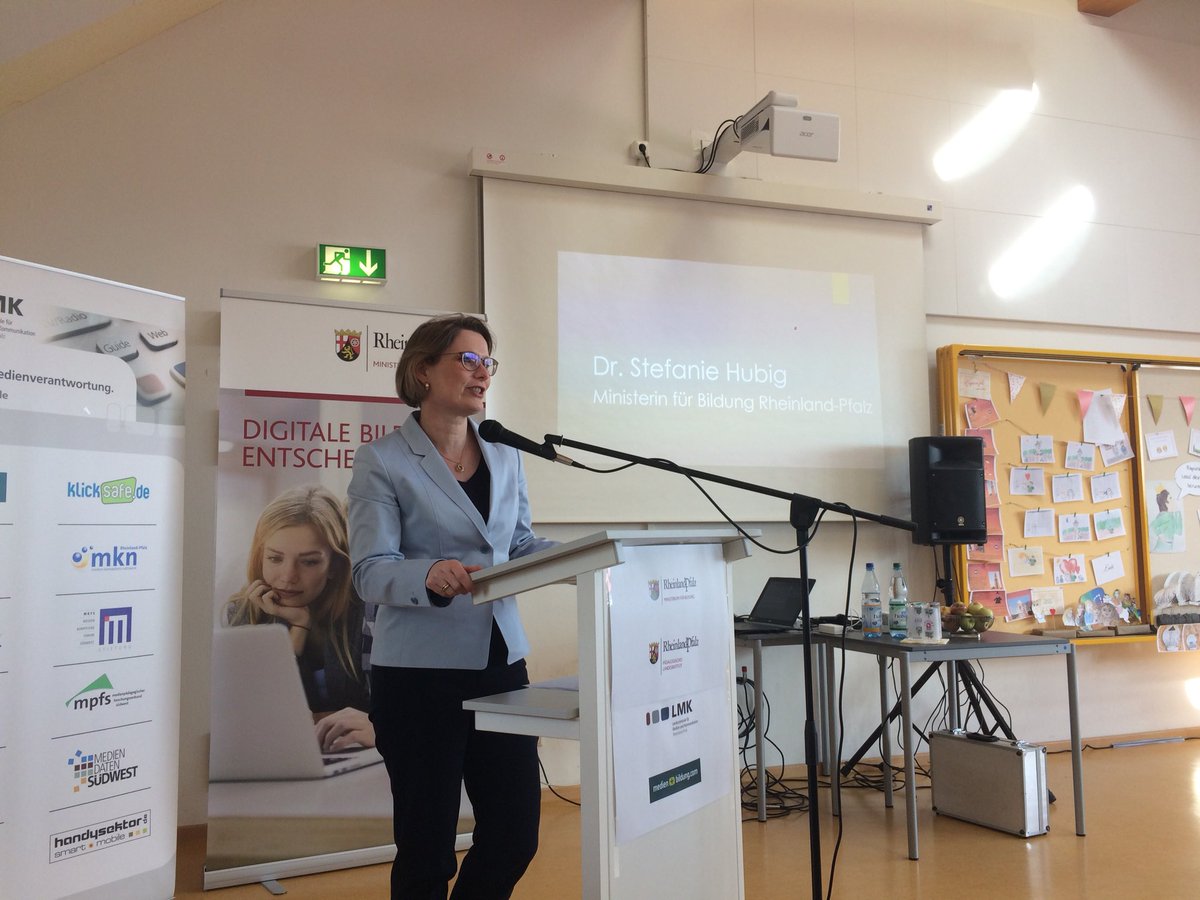 Bildung_RLP's tweet photo. Bildungsministerin Stefanie Hubig: Tablet und Co gehören zur Lebenswelt unserer Kinder. Wir müssen sie behutsam im Umgang damit schulen. Das Kind steht dabei immer im Mittelpunkt. #medienkompetenz @pl_rlp @mbcom_rlp @mmsrlp @rlpNews https://t.co/kqkTnZ1z5w