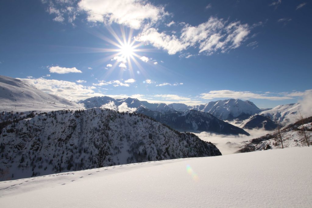 winterised_van's tweet photo. FAMOUS FRENCH SKI RESORT CLOSES AIRE: Big news for motorhome skiers and some summer mountain bunnies - the aire at @alpedhuez is closing at the end of this winter season... relocation being considered - pls share

https://t.co/kJvB08oy4B

#SKI #SNOWDAY #MOTORHOME https://t.co/1ESh4guvky