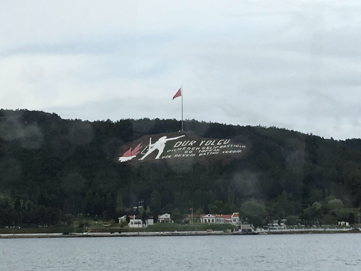 Dur yolcu!Bilmeden gelip bastığın,
Bu toprak,bir devrin battığı yerdir.
Eğil de kulak ver,bu sessiz yığın,
Bir vatan kalbinin attığı yerdir.
#CanakkaleGecilmez