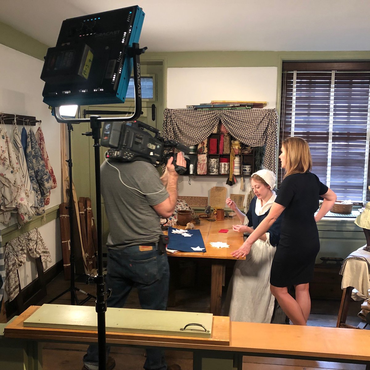 BetsyRossHouse's tweet photo. Thanks for stopping by @6abcFYIPhilly! Betsy can't wait for her close-up 🎥👵🇺🇸 Tune in this Saturday, 7pm @6abc for more #WomensHistoryMonth fun at the #BetsyRossHouse! https://t.co/dLlEDG3qAW