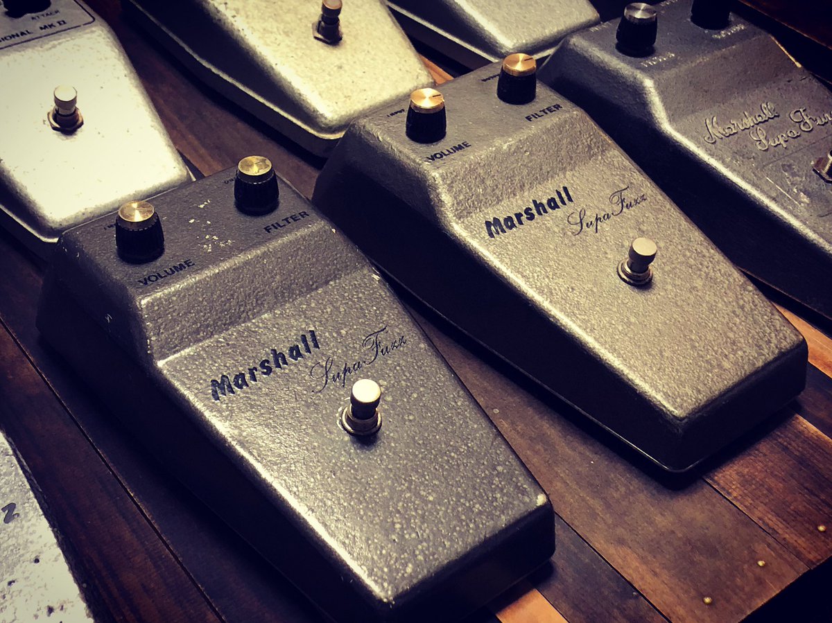 synchronicnotes's tweet photo. #MNG #marshll #supafuzz #1968 しかしなんだってまあ、同じ製造年のはずなのに塗装が違う、回路が違う、コンデンサが違う。。。Fuzzは奥が深すぎる。 しかしジャノメが二台手に入るとは。音は濃い色の方が好み。めっちゃ広がる。#OC75 https://t.co/P9wILFgGj7