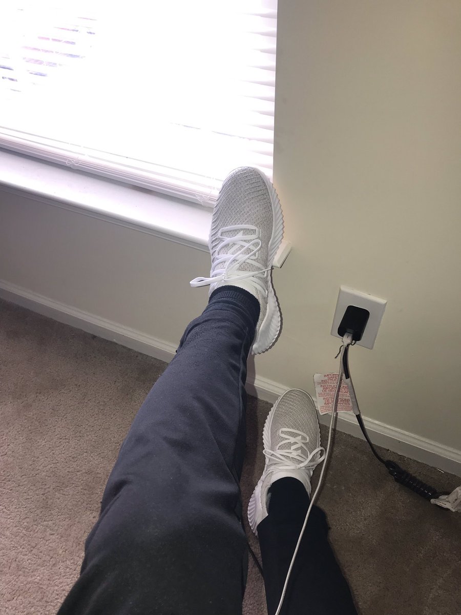QBNORVA's tweet photo. These bitches extra comfortable lol https://t.co/25uzIqqunw