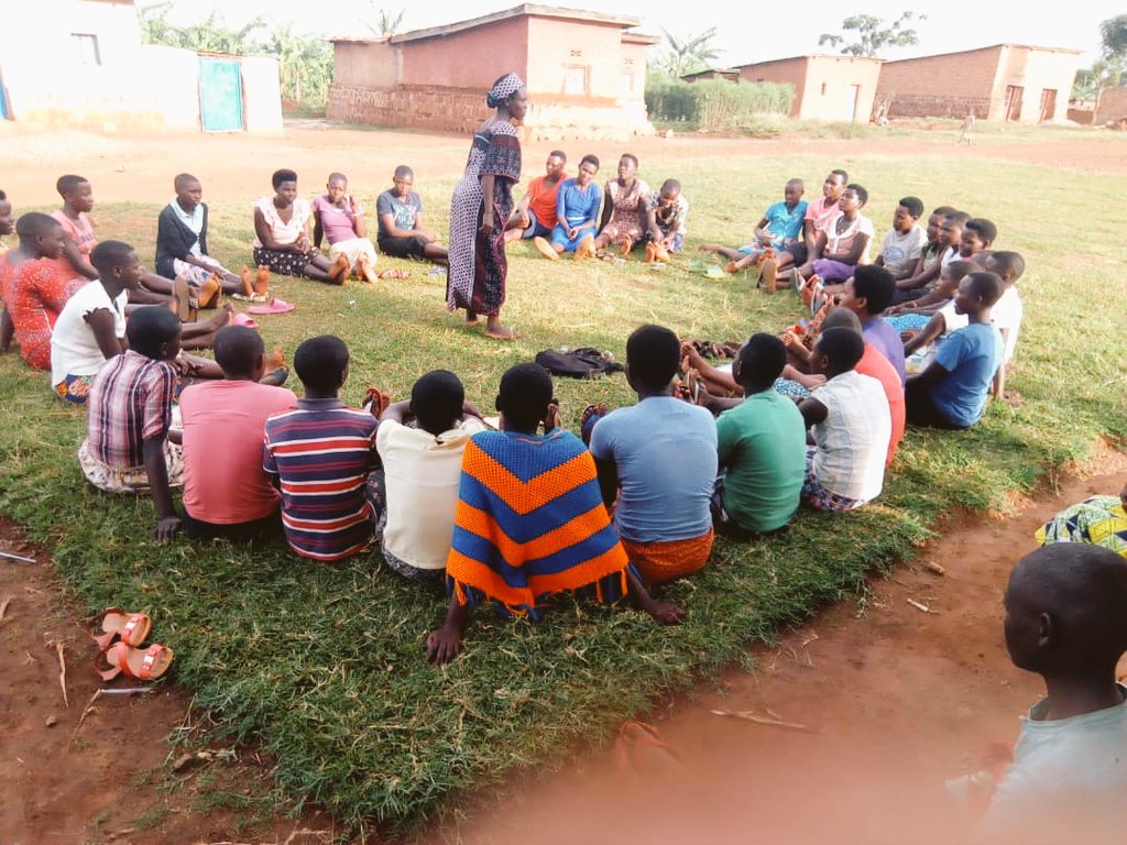 RwandaWomenNet's tweet photo. This past Sunday in Murama Sector - @KayonzaDistrict, RWN facilitated a community dialogue for girls on life skills. The focus was on personal development, understanding others as well as talk on their aspirations, goals &amp; the challenges faced in achieving those goals. #GirlChild https://t.co/GbUNhmf2wl