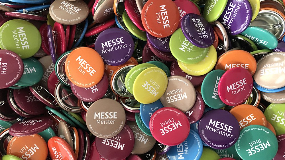 AUMAeV's tweet photo. Messen sind Bühnen für Innovationen. Viele Personen tragen täglich zum Erfolg auf Messen bei - wir wollen #MesseMenschen verbinden!
#MesseProfi #MesseHeld #MesseTalent #MesseNewcomer #MesseMann #MesseFrau #MesseMeister #MesseMacher #MesseFan #MesseWesen #MesseMensch #Messe https://t.co/DnhUBia88p
