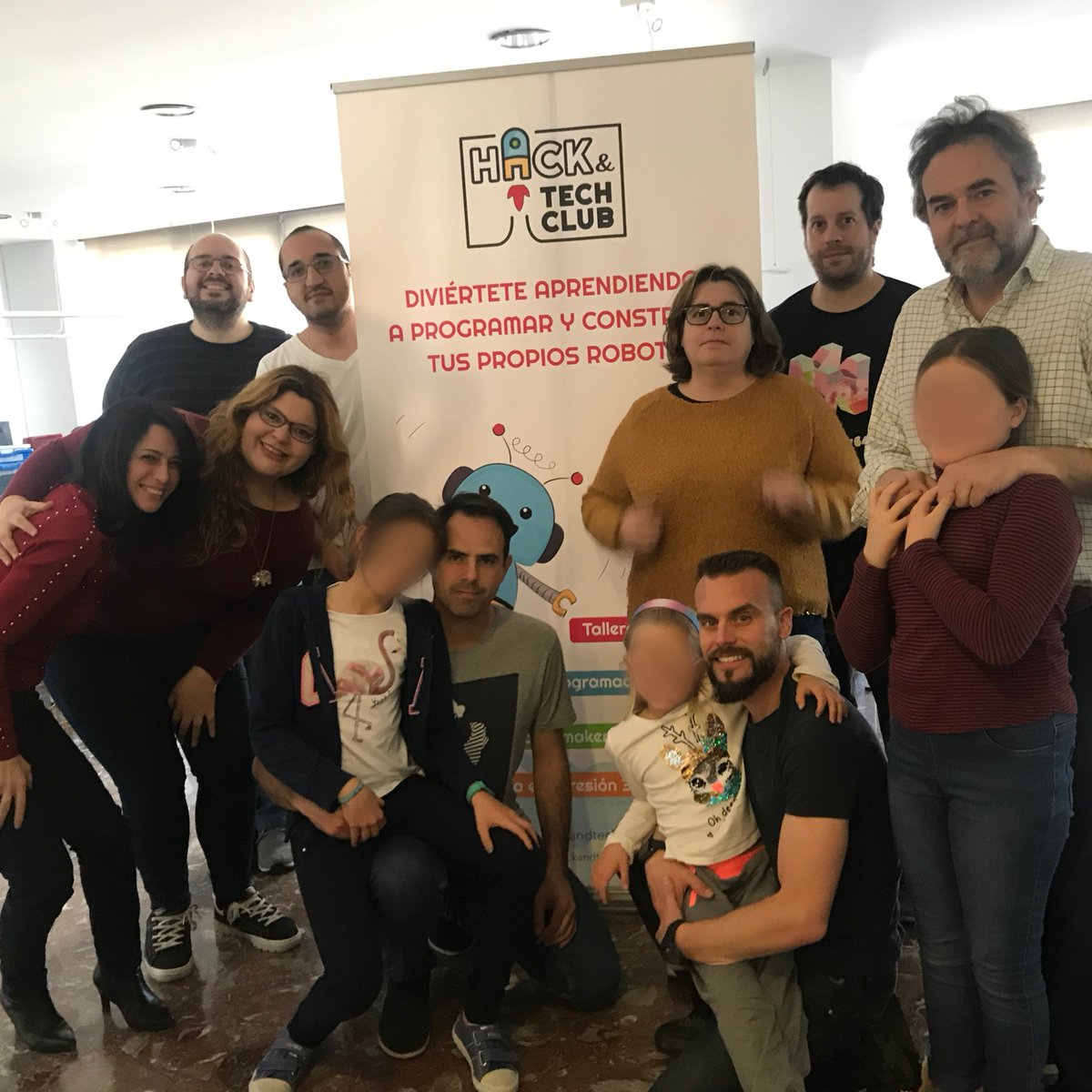 hackandtechclub's tweet image. Tremendo equipazo tuvimos este fin de semana en las instalaciones de Hack And Tech creando su propia máquina Arcade 🎮 

Padres, madres e hijos trabajando en equipo, creando y jugando👨‍👩‍👧💻🖱️ Talleres en familia, robótica  y programación extraescolar y mucho más.

¿Te apuntas?