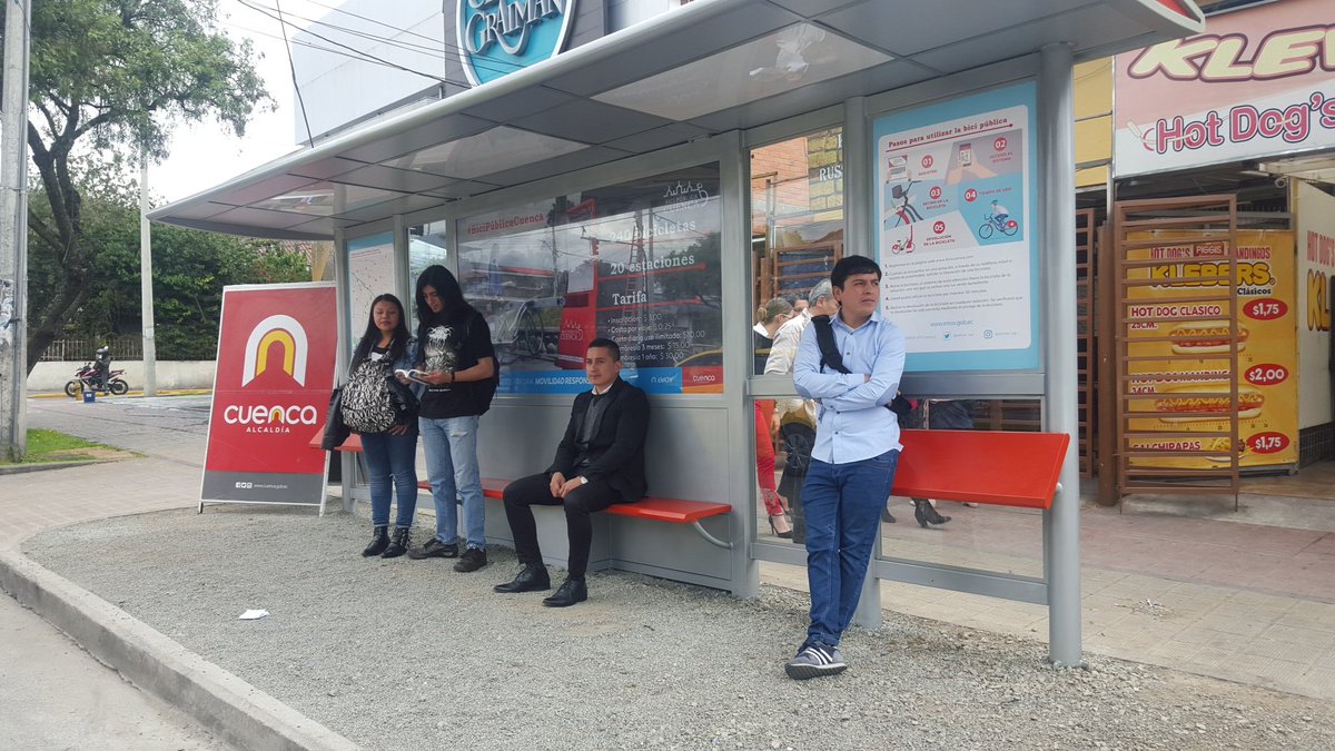 emov_ep's tweet photo. Los nuevos modelos de paradas presentan características importantes: 

Mayor Tamaño 

Iluminación adecuada

Espacios destinados  para Información

Amigables con el entorno

Combinan su servicio con los peatones y ciclistas, además de resolver los problemas de aguas lluvias. https://t.co/unl2rNVnvZ