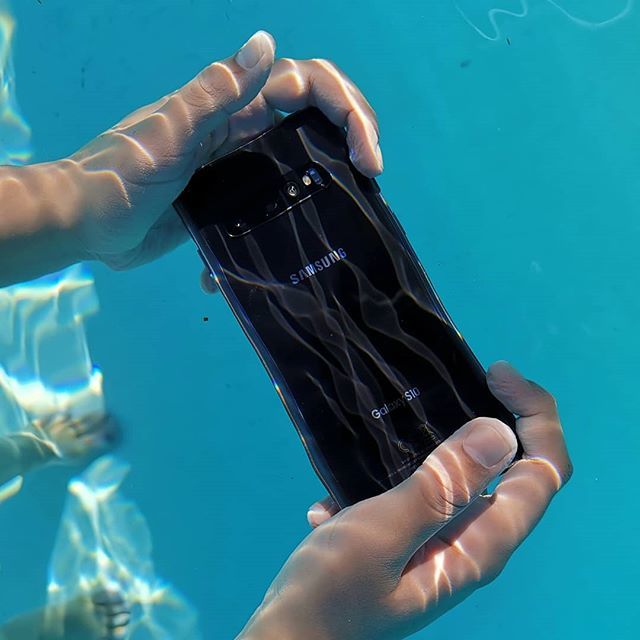 tkdsl8655's tweet photo. You know what time it is?
Time to take the @samsungmobileus #galaxys10 in the #pool for some #fun & to #test the #ip68 certification. Had a lot of fun make this one with my #son #family #warmweather #losangeles #sun #newvideo #inthebio https://t.co/tcq9XPfUDd https://t.co/Dv6f50CiLb