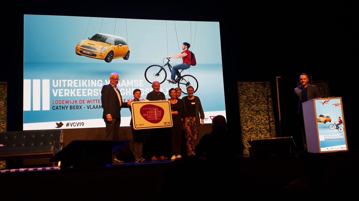 ChrisBrouwers1's tweet photo. Vlaamse prijs #verkeersveiligheid gaat naar @StadHoogstraten met project #schoolstraten. Proficiat namens @prov_antwerpen. We zijn extra blij om jullie vanaf binnenkort te begeleiden binnen ons project #Verkeersveiligegemeente. #VCV19 https://t.co/TcnS0oD4i0