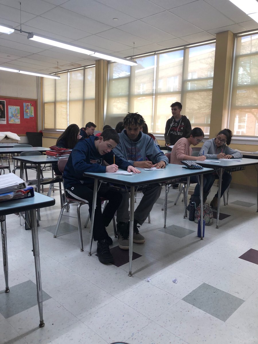 SenhorDilworth's tweet photo. A trabalhar com colegas — partner work in eighth grade Portuguese. #HMSMonday #hurleyms https://t.co/uPPOWaEd2f