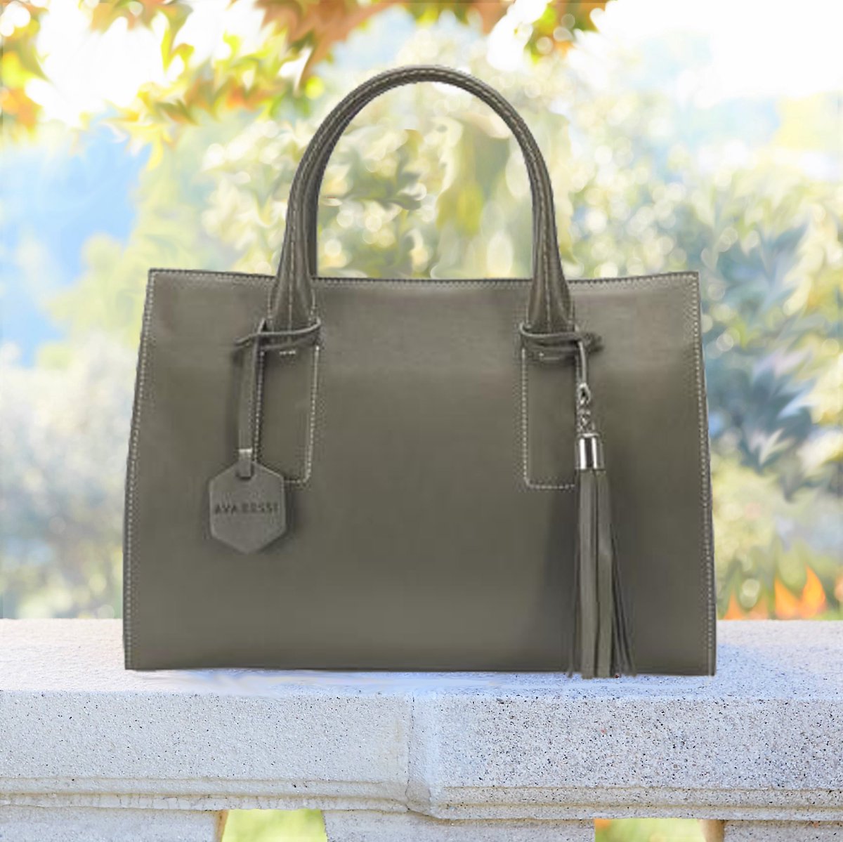 Wishing you sunshine and spring temps to brighten your Monday.  The Veneto.
#satchelbag #musthave #italianleather #monday #artisanmade #carryallbag #weloveleather #spring #fashion #classicstyle #checkusout #loveit #tagafriend #sharethelove #shopfromhome #onlineshop #avarossibags