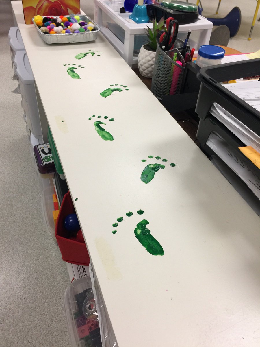 MrsBGrade4's tweet photo. ELC had a visitor yesterday. Must have been looking for Gold. #HappyStPatricksDay !! https://t.co/j2yjdTOk51