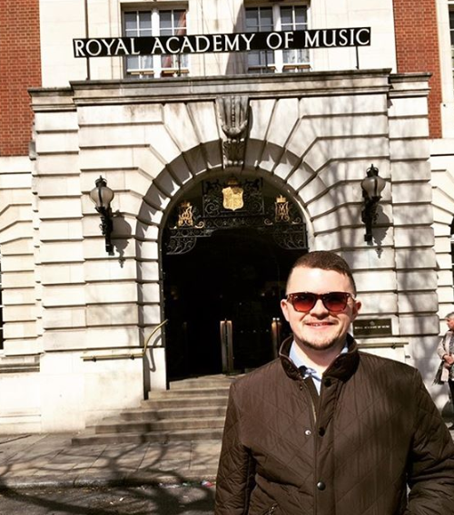 StGilesMusic's tweet photo. Our music teacher, Matt Haddock BA.M.Mus.D.Mus, is extending his timetable, with spaces available on Mondays, Tuesdays, Thursdays &amp; Fridays

#PianoLessons
#SingingLessons
#ClarinetLessons

For more information give us a ring on 01604 250905 or pop in for a chat 😊

#Northampton https://t.co/CZrpXvCDJI