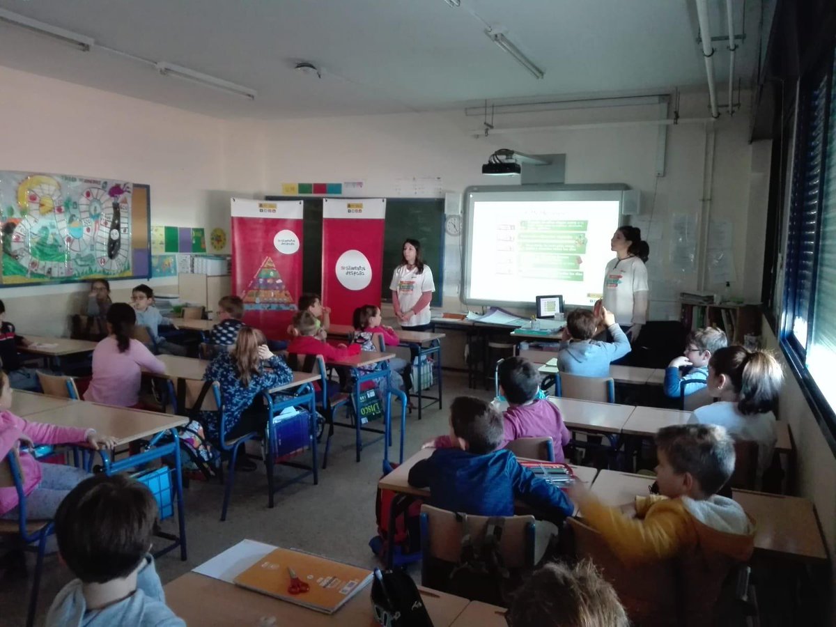AlArenero's tweet photo. Agradecemos a los talleres de "Mediterraneamos" por haber instruído al alumnado de 3º muchos conocimientos sobre nuestra dieta mediterránea. Fue muy divertida la coreografía. ¡Se lo pasaron pipa! @CEIP_TEODOSIO https://t.co/P0IlwkMm04