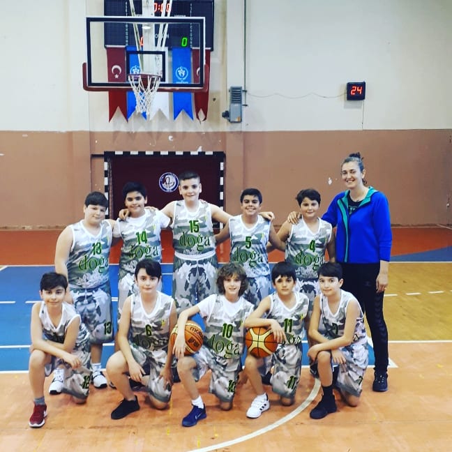lkSolak2's tweet photo. Küçük Erkek basketbolcularim Mustafa Kiriş Ortaokulunu da yenerek grupta iddiasını sürdürüyor 🏀💗⛹️‍♂️ @BudakliMihriban @huseyinbas87 @ilhnTunali @AltunbayAdnan @KvancBarlas https://t.co/4CSS8Wobu2