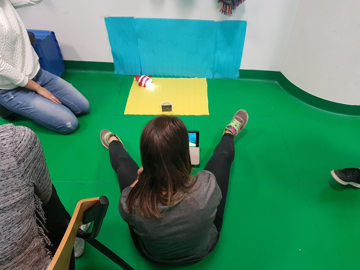 macchia_stefano's tweet photo. Primary school teachers are making screen scenes to add #beebot robot in @cospaces_edu @MergeVR . One way to use #AR #ArtsEd in school curriculum? #ARVRinedu https://t.co/88Z1zeGscY