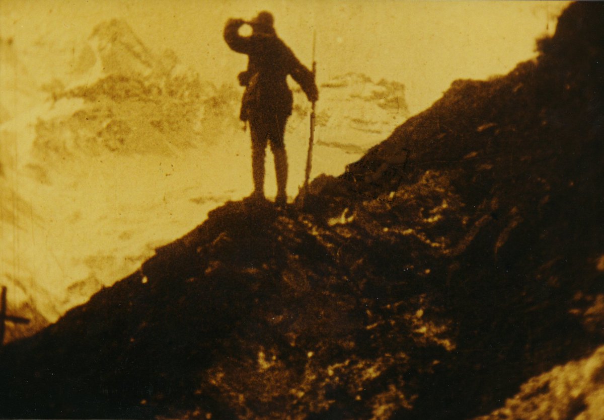 [#인디다큐페스티발 2019_해외초청전 04] <정상에선 모든 것이 조용하다> 안젤라 리치 루키, 예르반트 지아니키안  | 72min
3.24(일) 11:00 / 3.26(화) 20:30 
전쟁 기록 영화의 선구자 루카 코메리오의 필름 등을 재편집한 이미지와 로베르트 무질의 텍스트. 20세기 제국주의 전면전의 초상.