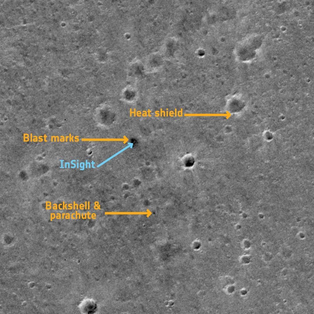 CNES's tweet photo. Le satellite TGO d'@ESA_ExoMars a repéré @NASAInSight sur le sol de Mars 📸
C’est la première fois qu’un satellite européen photographie un atterrisseur martien 👍 https://t.co/svS3fiK4wt https://t.co/1jrOW4JDrw