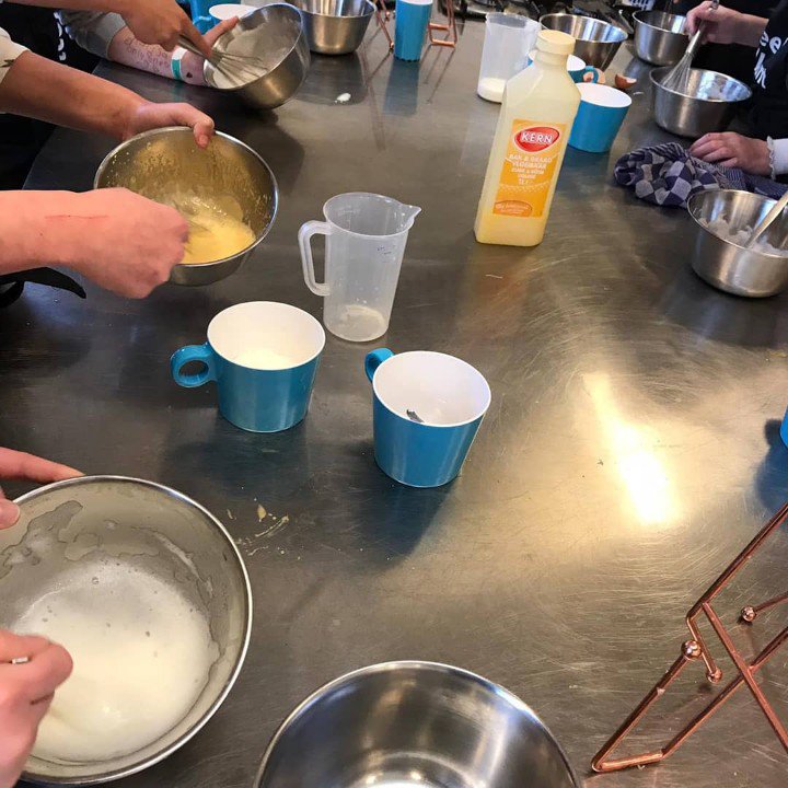 WellantAmf's tweet photo. Kaiserschmarren maken, een eitje splitsen, eiwit stijf kloppen, alles in de koekenpan en daarna in vieren delen. Zo is koken opeens wel heel veelzijdig! https://t.co/KpCsbzml6x