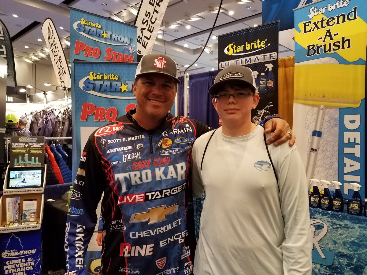 gbass514's tweet photo. Working the Classic! Great weekend all around in Knoxville Tenn
#gillsandreels #fishing #bassfishing #bass #family #inthelightart #burniesbbq #costa #steelbuildingus #lews #halorods https://t.co/p5jfWGrEPw