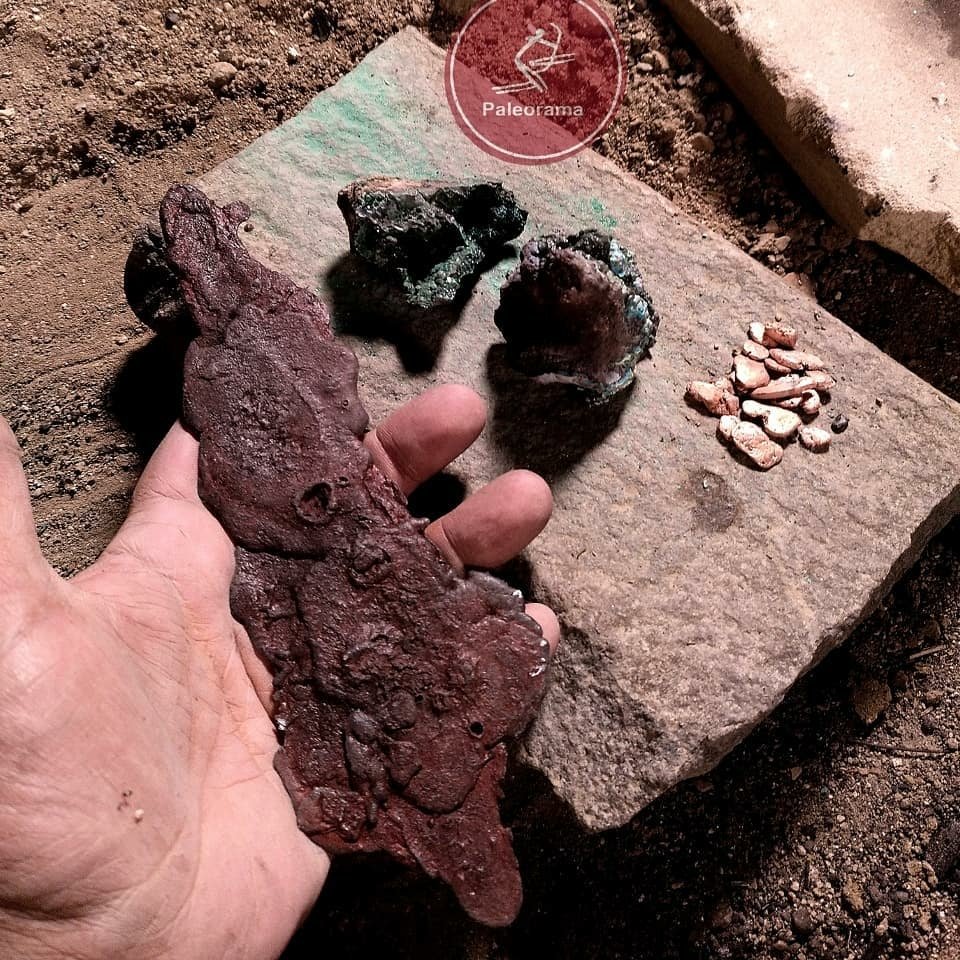 paleotwit's tweet photo. Para arrancar el lunes os compartimos estas imágenes de un nuevo ensayo de fundición y colada de cobre en moldes de arenisca que hemos realizado este fin de semana en @Arqueopinto
#copperfoundry #coppercasting #chalcolithic #calcolitico #fundicioncobre #arqueologiaexperimental https://t.co/sqpeGw8EB6