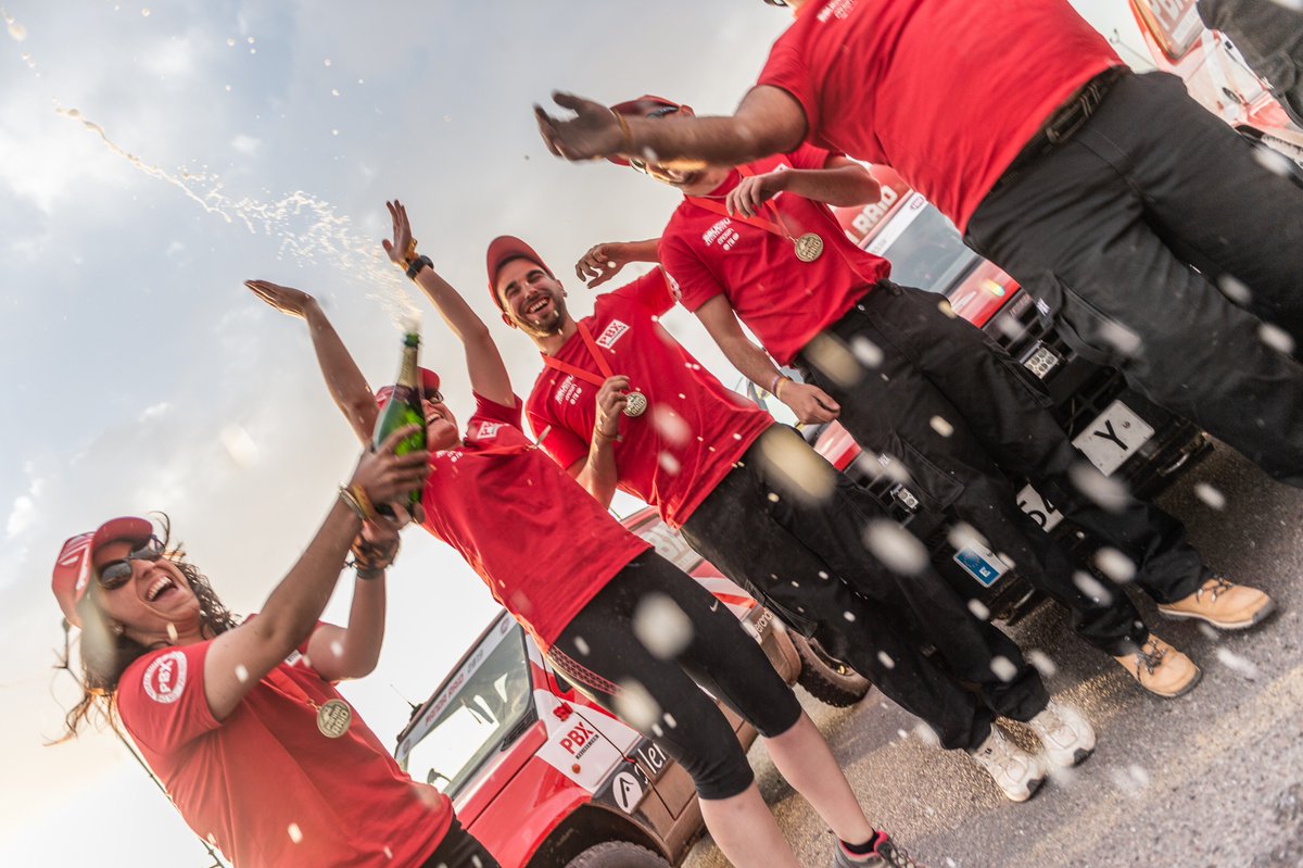 Palibex's tweet photo. Nuestro equipo ha superado con éxito la aventura por el desierto marroquí. ¡Enhorabuena campeones! 🍾🏁
#NosMueveUnEquipo #PBXMola #PandaRaid2019 https://t.co/EnkG3xMOEp